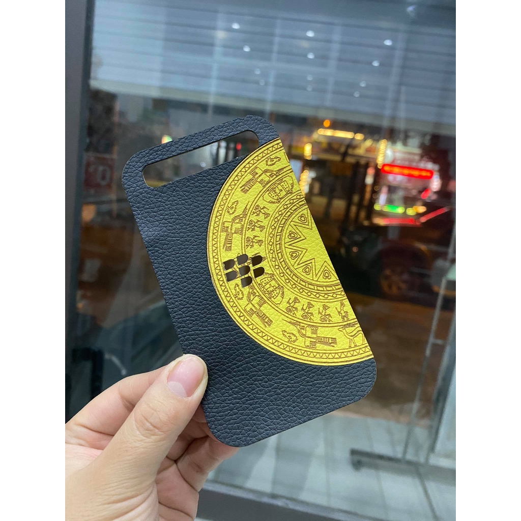 Dán da lưng điện thoại BB Q20 khắc hình trống đồng