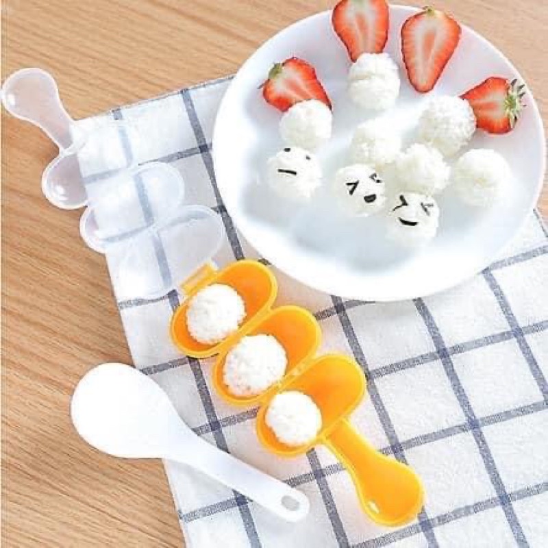 Khuôn Lắc Cơm Nắm Cho Bé Kèm Thìa