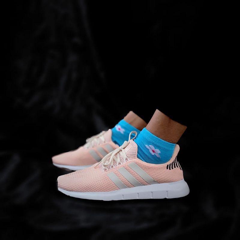 Giày Thể Thao Adidas SWIFT RUN 100% Cotton Màu Trắng Thời Trang Cho Nữ | Giày Thể Thao Chạy Bộ Năng Động Cá Tính | Giày Thể Thao Chạy Bộ Năng Động Cá Tính | Giày Thể Thao Thiết Kế Năng Động Trẻ Trung Hợp Thời Trang