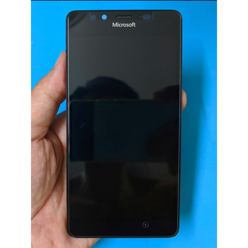 Màn hình Lumia 950 nguyên bộ.