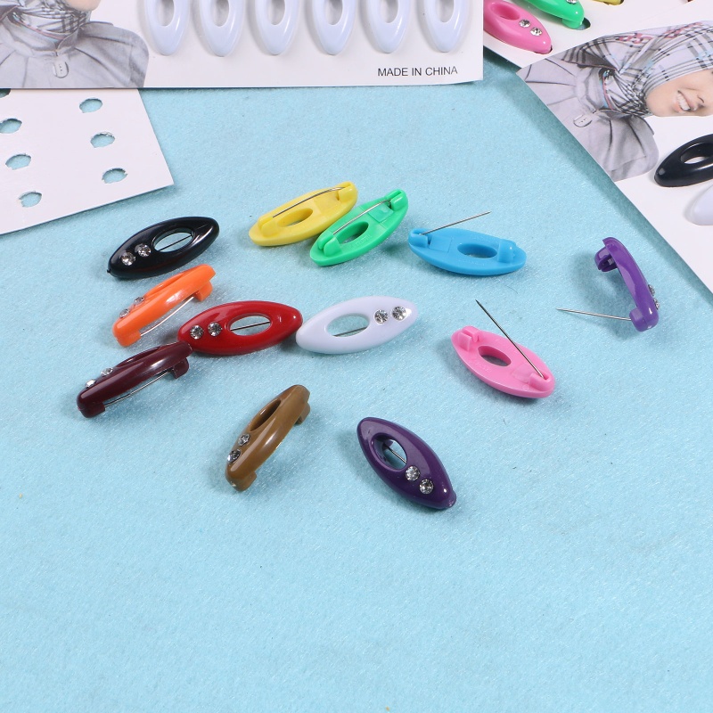 Ghim Cài Khăn Choàng Bằng Nhựa Màu Trắng Đen