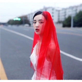 lúp đỏ cài tóc cô dâu