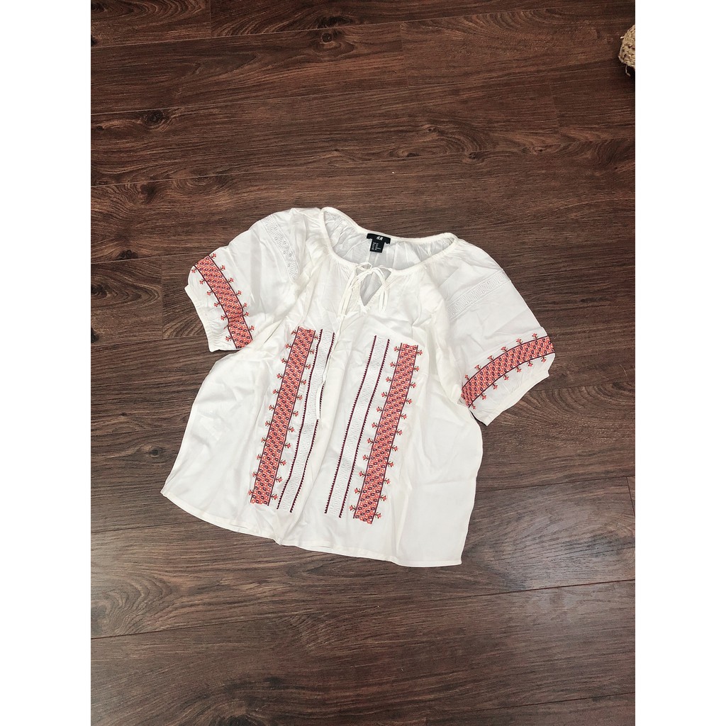 Áo trắng tay phồng HM thêu