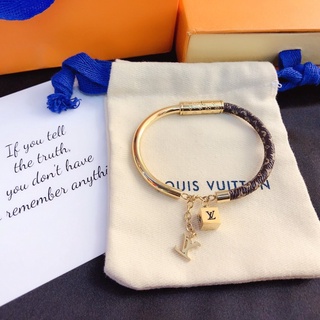 Vòng Tay Louis Vuitton Bằng Thép Titan Họa Tiết Chữ LV Sang Trọng Thời Trang