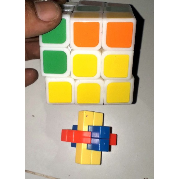 Một cục Rubik 3x3x3 kèm đế trưng bày bằng nhựa xoay rất trơn