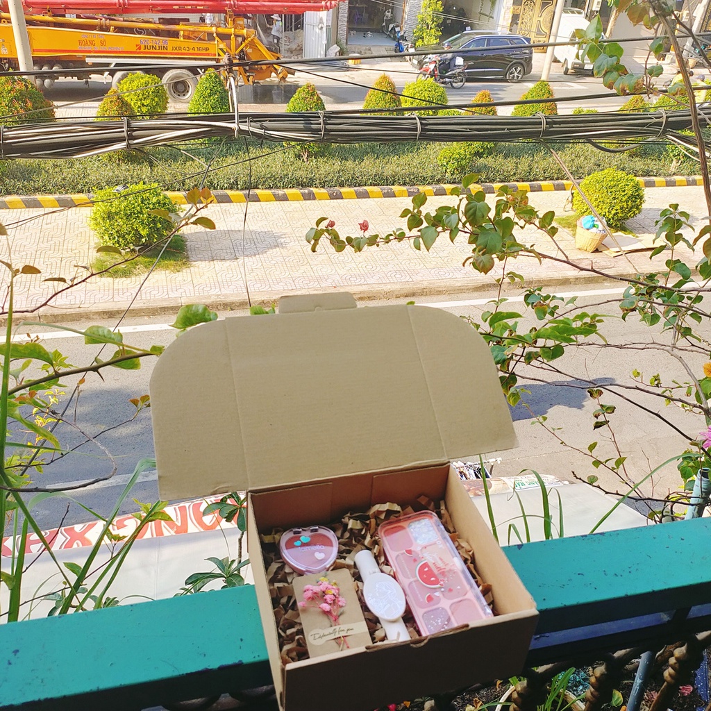 Quà sinh nhật cho nữ, set quà gồm phấn mắt, phấn má, son gương và thiệp dễ thương