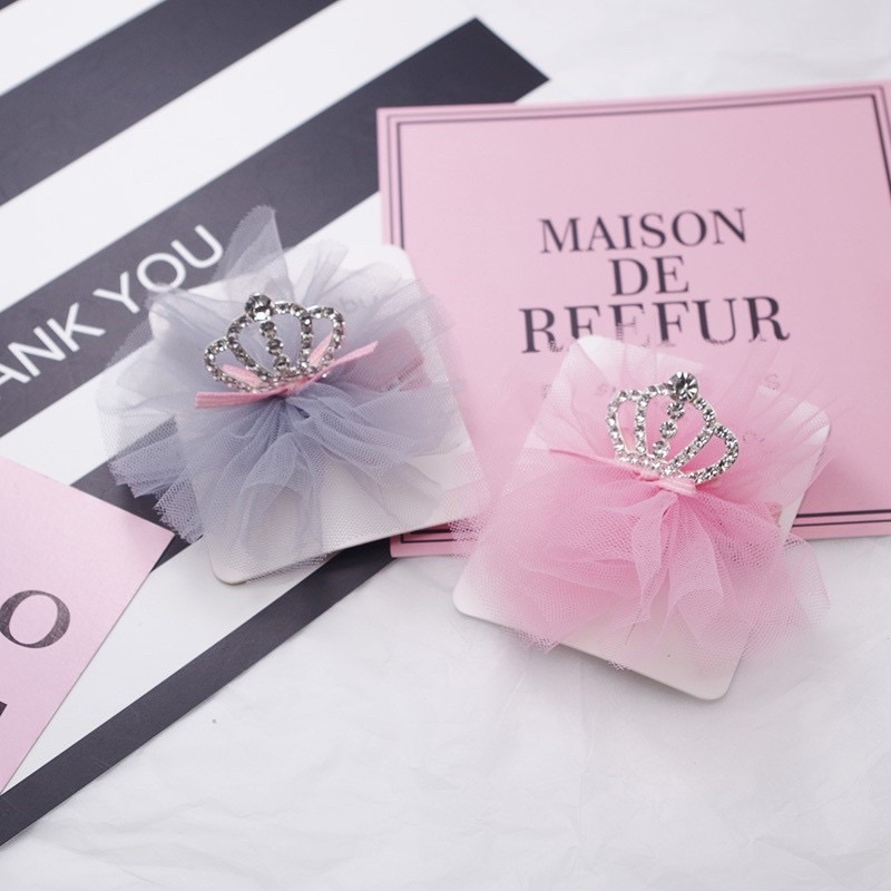 Cài tóc cho bé vương miện