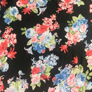 Vải voan xanh hoa trùm nền đen