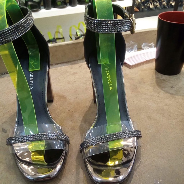 Dép cao gót- dáng xinh. Chắc chân. Mình mua tại Shop canavaro giá 460k. Nhưng lại được tặng 1 đôi .Nên để lại giá 350k.