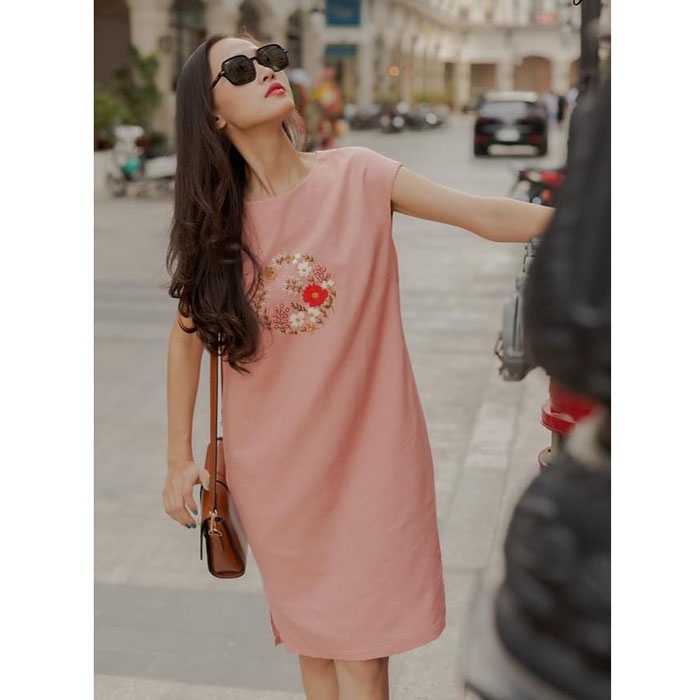 Đầm suông linen tay hến thêu hoa ngực - Hồng dâu