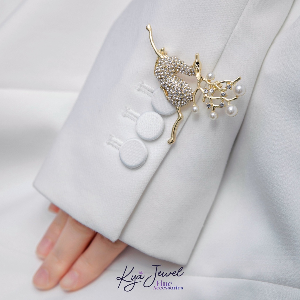 Cài áo Kya Jewel sừng khảm độc đáo