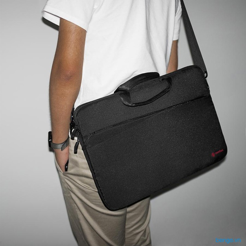 Túi xách chống sốc MacBook Pro 15” TOMTOC (USA) Messenger Bags