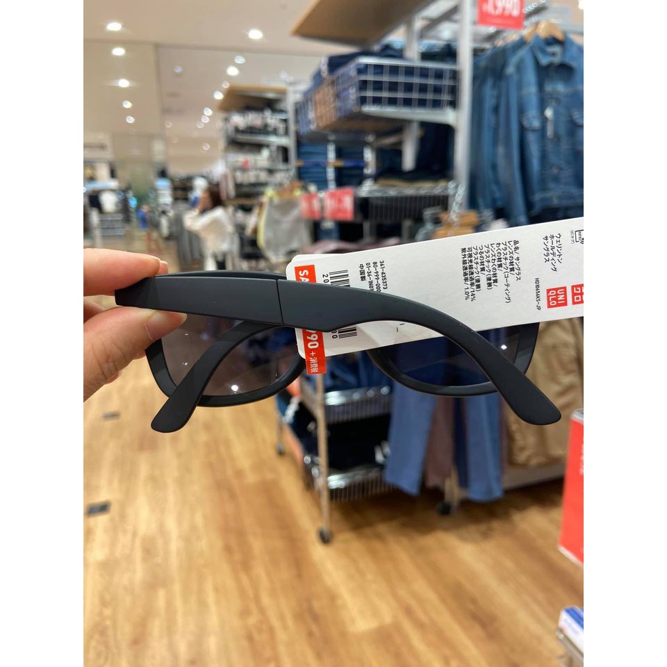 Kính gập uniqlo