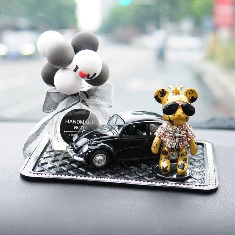 Mô hình chú gấu Gloomy Bear đính đá đứng bên xe Beetle dễ thương trang trí ô tô nhiều mẫu tùy chọn