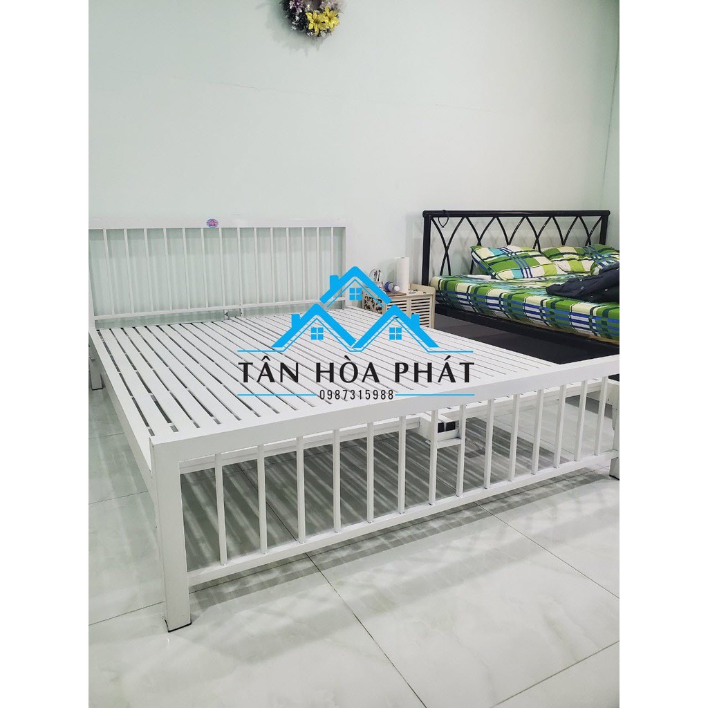 Giường sắt mỹ nghệ 1m8x2m màu trắng