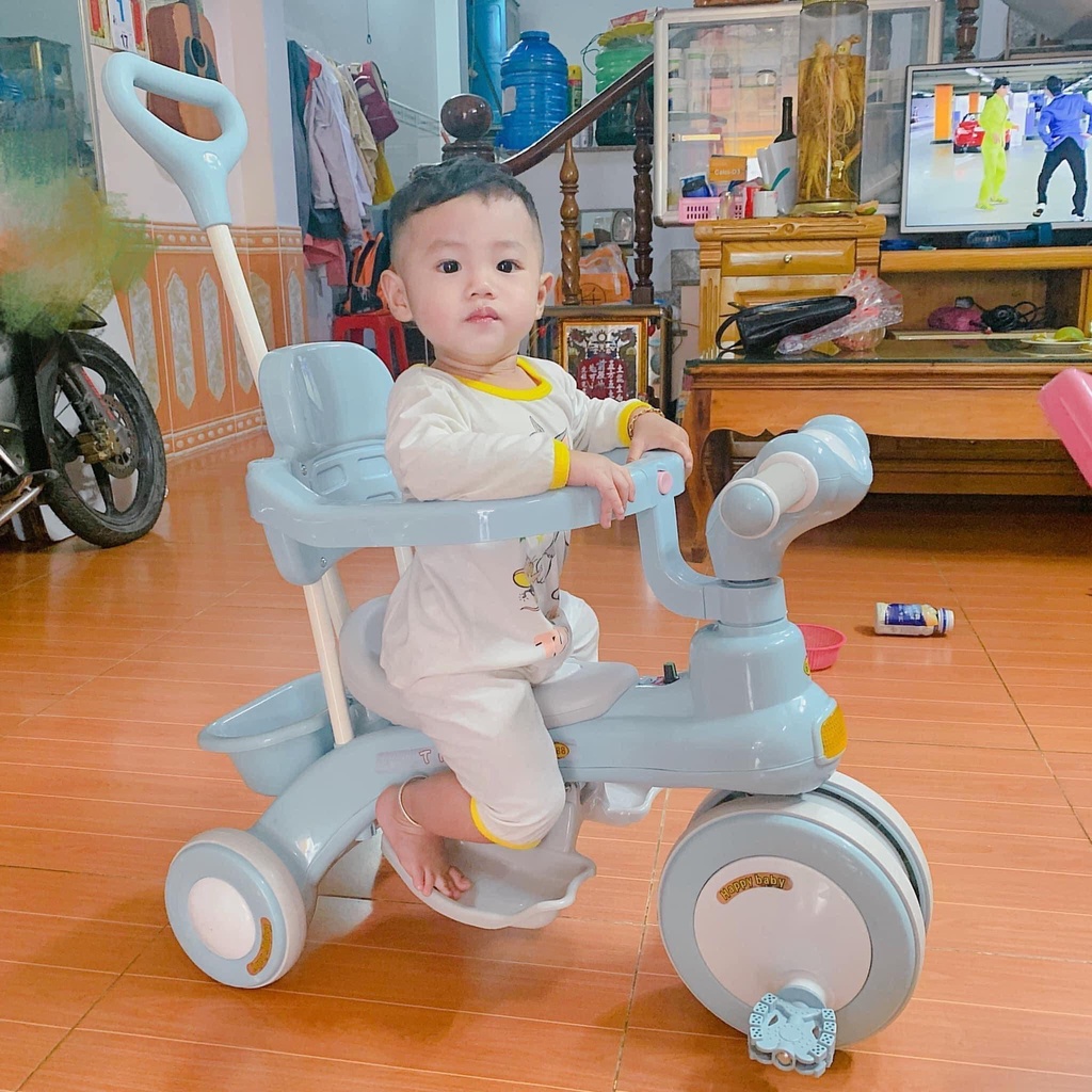 Xe đạp, xe đẩy 3 bánh đa năng kết hợp chòi chân cho bé thiết kế tay đẩy có dây đai.