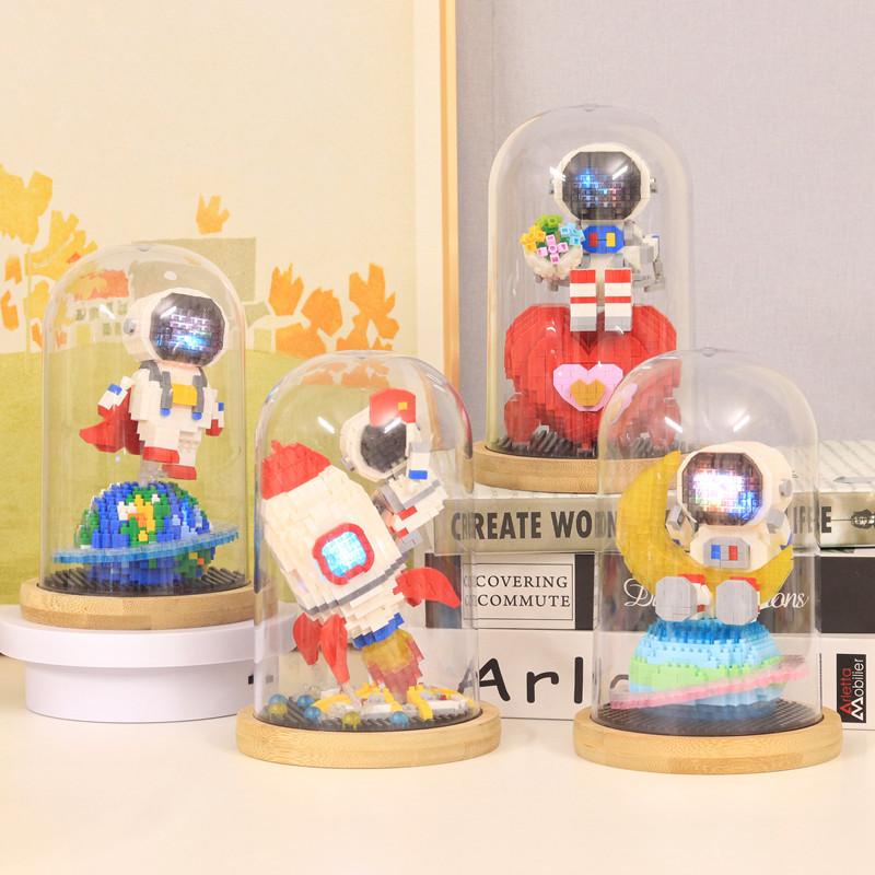 Lego Phi hành gia đèn led mẫu mới kèm lồng mica đế gỗ