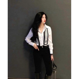 Áo sơ mi lụa thêu logo kèm dây nơ