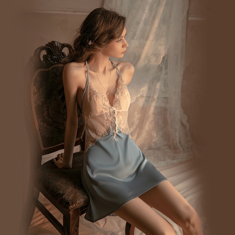 Đồ ngủ hai dây cổ chữ V hở lưng gợi cảm dành cho nữ