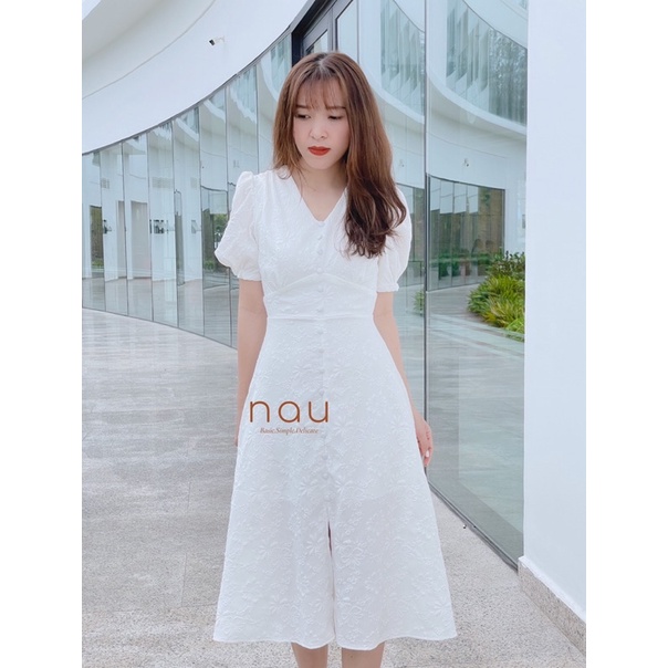 Đầm trắng midi vải hoa nổi siêu sang phối nút xẻ tà