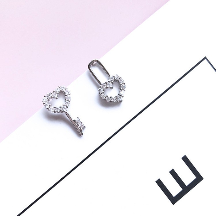 Bông Tai Bạc S925 Mở Khóa Trái Tim Đính Đá Zircon Bất Đối Xứng | Khuyên Tai Nữ Trang Sức Bạc Chìa Khóa &amp; Ổ Khóa