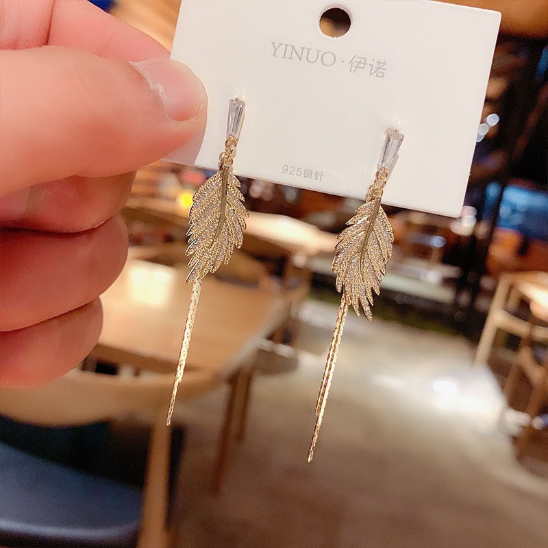 Hoa tai dáng dài phối tua rua thời trang phong cách Hàn Quốc