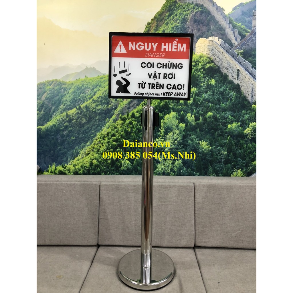 Cột rào chắn inox có dây căng dài 2,7m kèm bảng thông tin gắn trên đầu cột- Hình thật