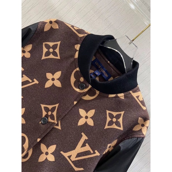 Áo khoác dạ dáng bomber cho nữ hoạ tiết chữ màu nâu phối đen thương hiệu thời trang cao cấp Louis Vuitton LV