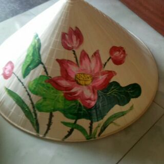 Nón lá vẽ hoa sen