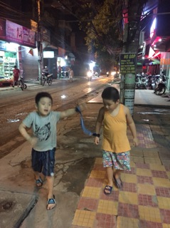 Dây dắt trẻ em chống lạc chỗ đông người 