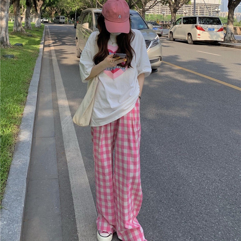 Set đồ COZOKC gồm áo thun dáng rộng in họa tiết và quần sọc caro thời trang