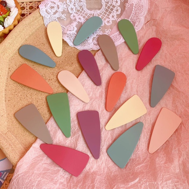 Cặp mái, cặp tóc màu cổ điển trơn cho các bạn gái