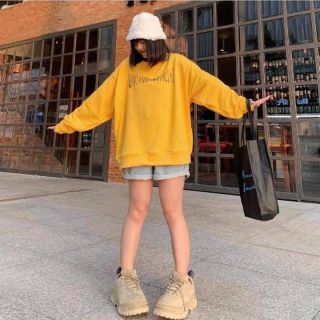 Áo Khoác Sweater Vàng In Chữ