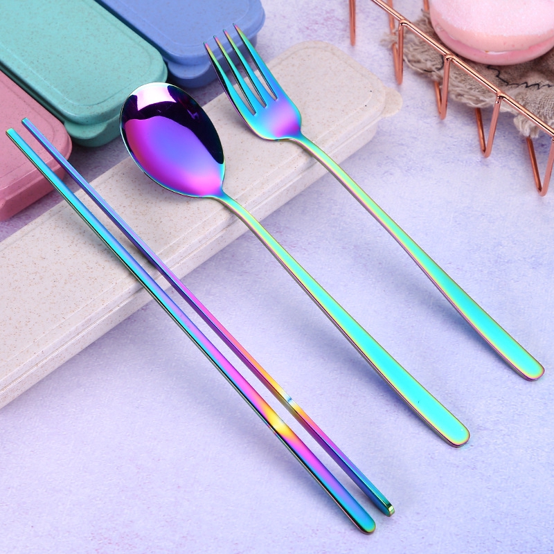 Bộ 5 sản phẩm gồm muỗng đũa nĩa và phụ kiện cố định đựng trong hộp tiện dụng