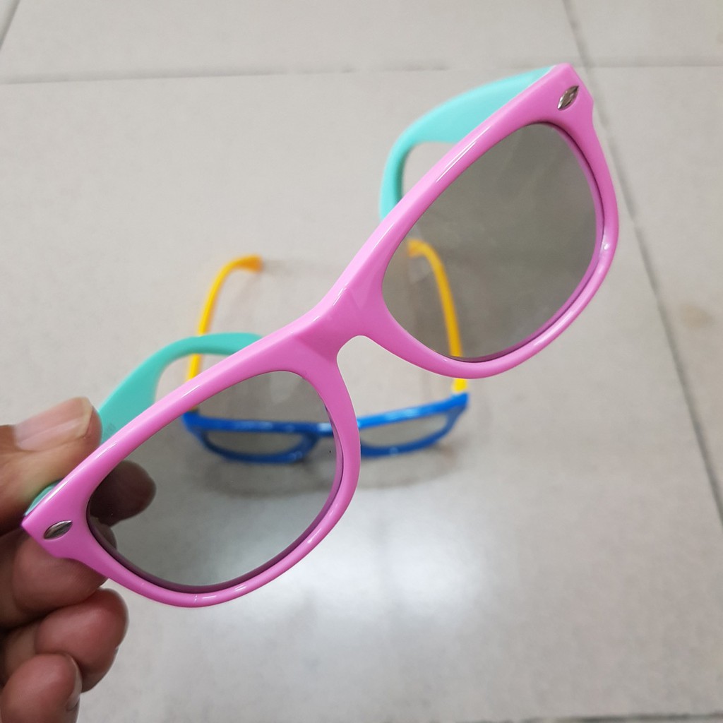 Mắt kính gọng dẻo tròng đổi màu bảo vệ đôi mắt bé