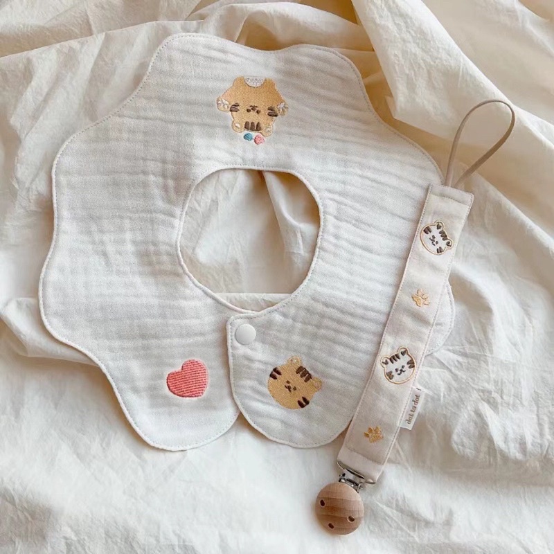 Yếm tròn cotton organic thêu hoạ tiết kèm kẹp ty giả cho bé