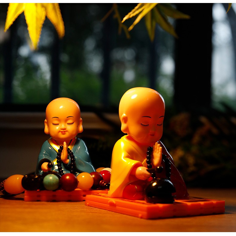 Tượng phật tự động lắc lư gõ mõ để taplo ô tô, bàn làm việc....