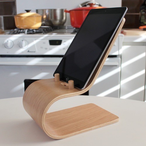 Giá đỡ Ipad gỗ uốn cong Plyconcept Ipad Stand Cook Pad