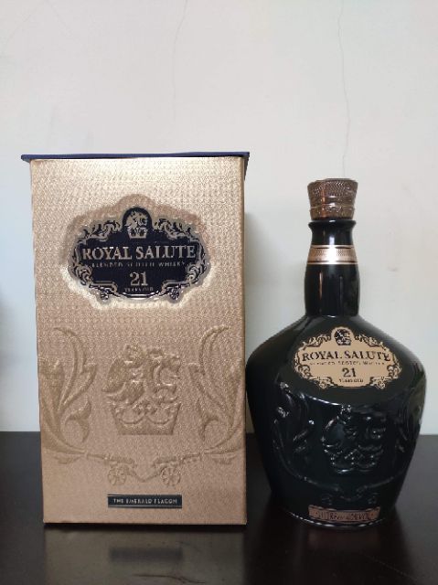 Vỏ chai rượu Chivas 21