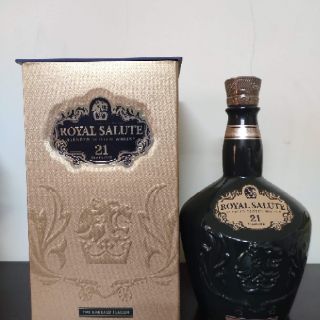 Vỏ chai rượu Chivas 21