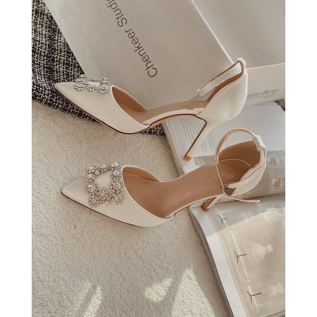 Sandal cao gót trắng tag đá gót nhọn