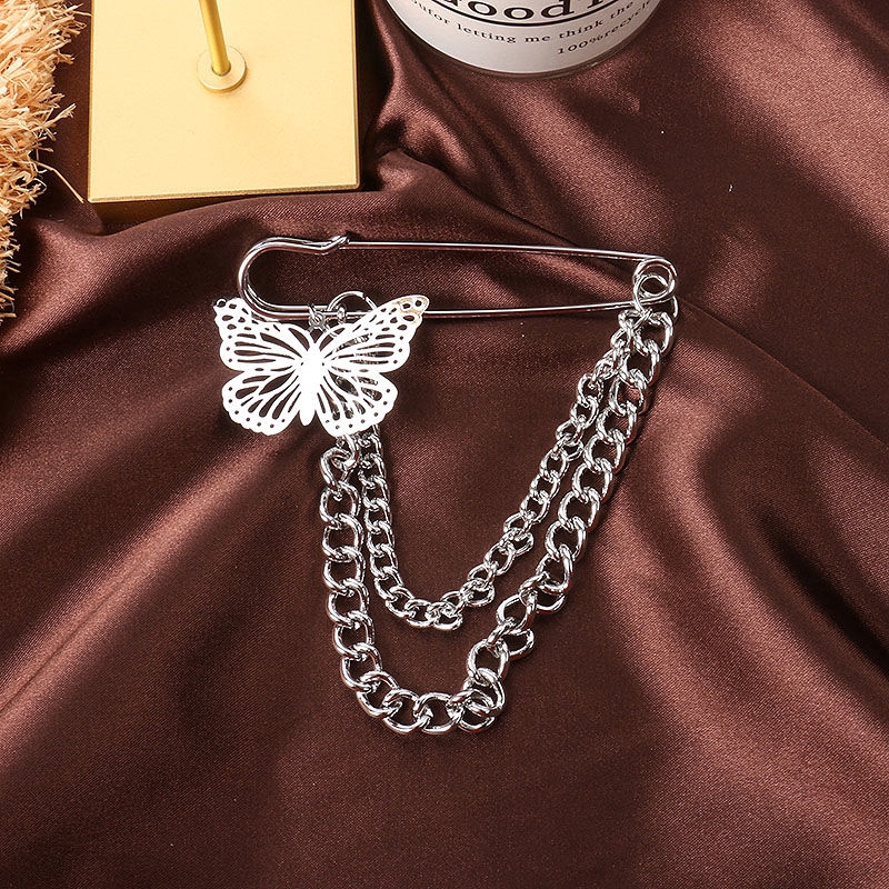 Ghim cài áo phối chuỗi xích và bướm thời trang sang trọng