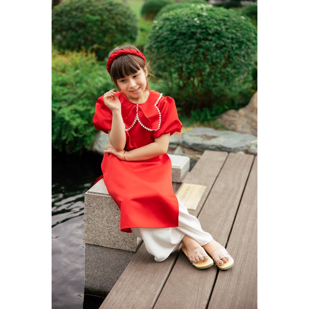 Áo dài cho bé gái BYZU kiểu áo dài cách tân viền ren nơ đỏ phối tay bồng, chất liệu tafta lụa cao cấp