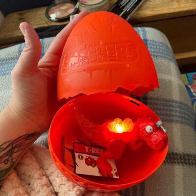 Trứng khủng long Zuru Smashes có đèn