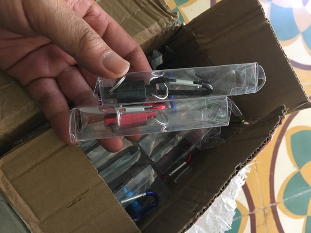 Móc nam châm hít bi