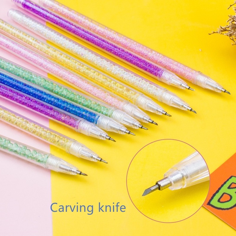 Đồ cắt giấy thủ công thiết kế hình bút dễ cầm với màu sắc bắt mắt