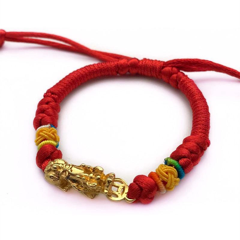 Vòng đeo tay dây bện màu đỏ mặt hình rồng vàng đem lại sự may mắn thời trang