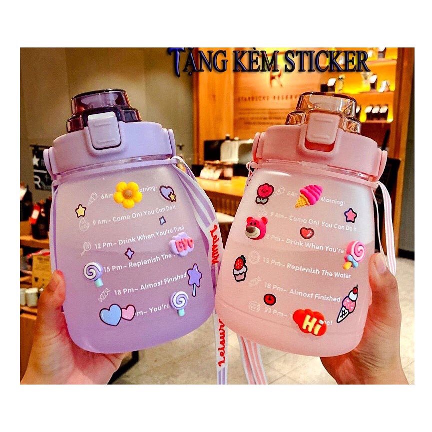 Bình đựng nước có vạch báo giờ uống nước 1300ml, có ống hút khi bật nắp quai xách và dây đeo (tặng Sticker dán)