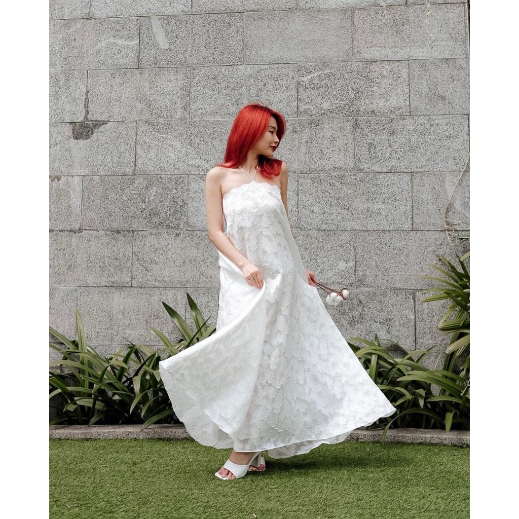 Đầm yếm maxi trắng đi biển, Váy yếm trắng cổ dây suông dài Cao Cấp thêu hoa, sexy quyến rũ - MiNhi
