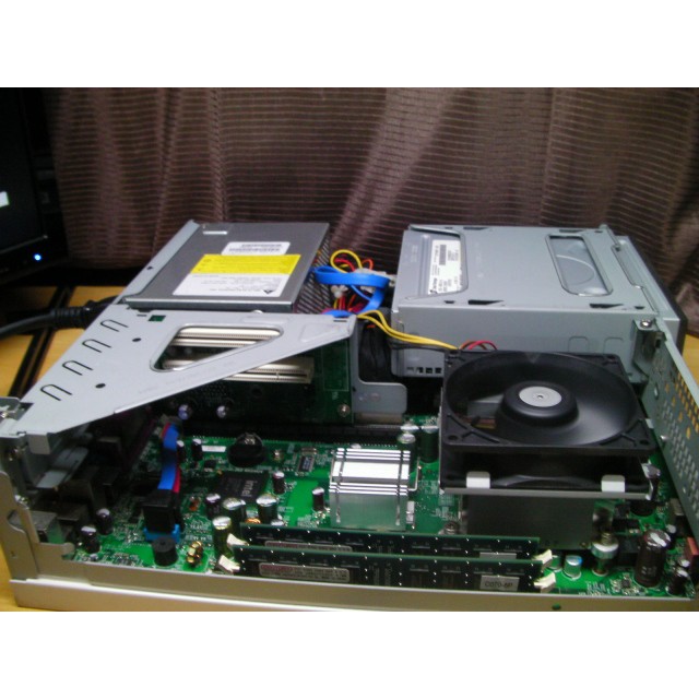 Xác Fujitsu H77 có Dvi có usb 3.0 hỗ trợ khe cắm card màn hình VGA 4 khe ram | BigBuy360 - bigbuy360.vn